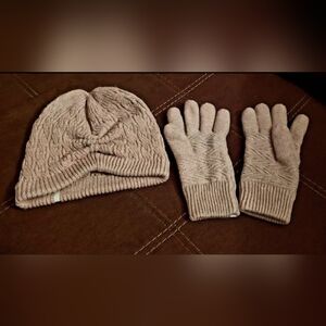 Isotoner Stylish Tan Knit Beanie and Gloves Set